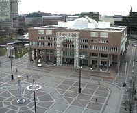 Friedensplatz und Rathaus